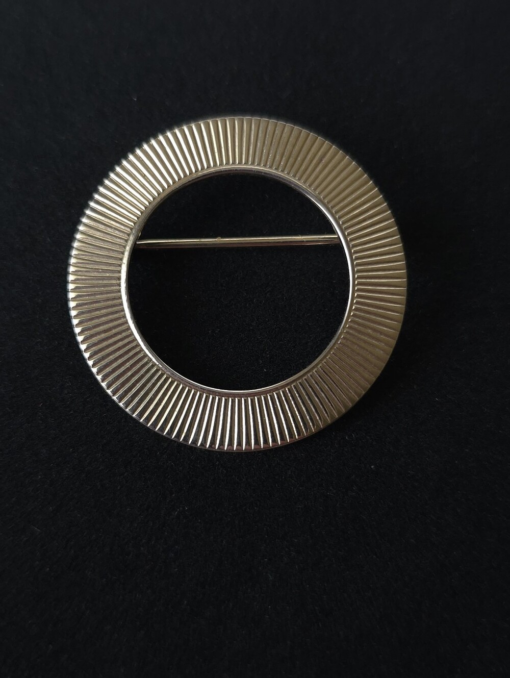 Vintage Open Circle Round Ribbed Metal Brooch Scarf Pin